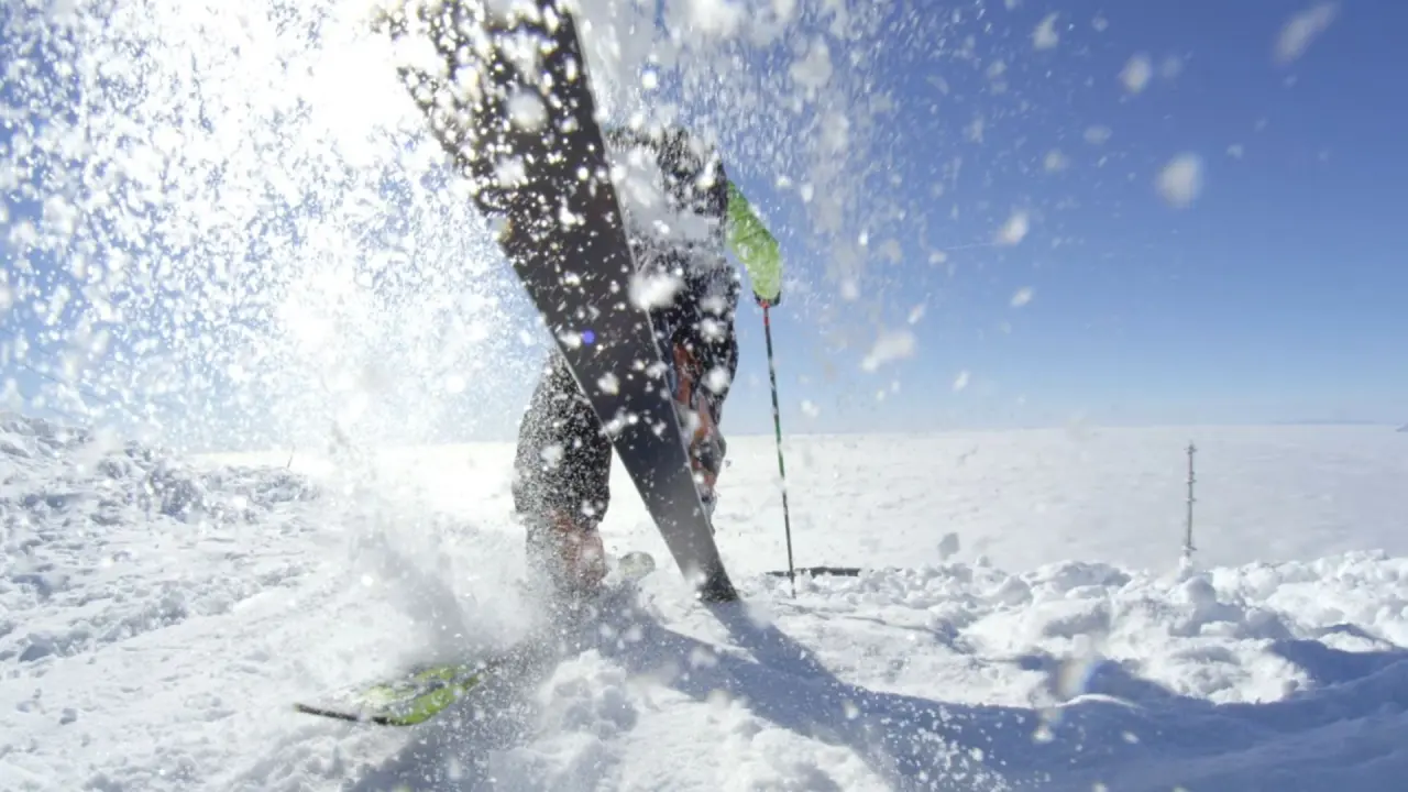 Dynamisches Skifahren im Tiefschnee in den Zillertaler Alpen, nahe dem Alpine Hideaway Zillertalerhof.
