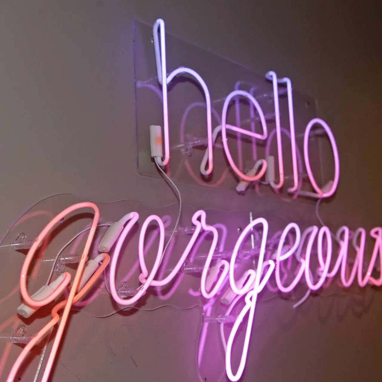 Neon-Schriftzug 'hello gorgeous' als dekoratives Element im Alpine Hideaway Zillertalerhof.