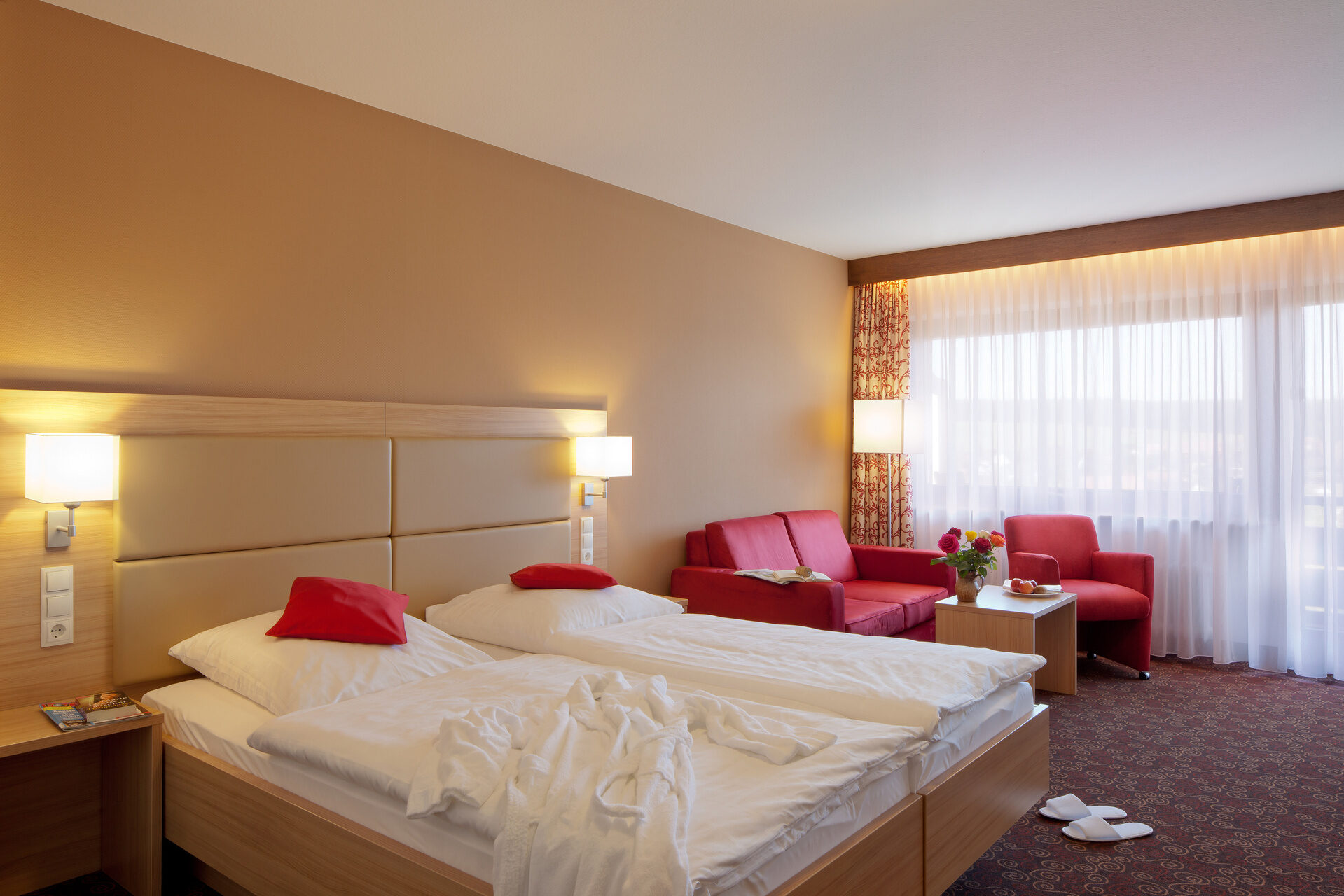 Hotel Konradshof in Seewald-Besenfeld – Helles Doppelzimmer mit gemütlicher Sitzecke | Wellnesshotel Schwarzwald