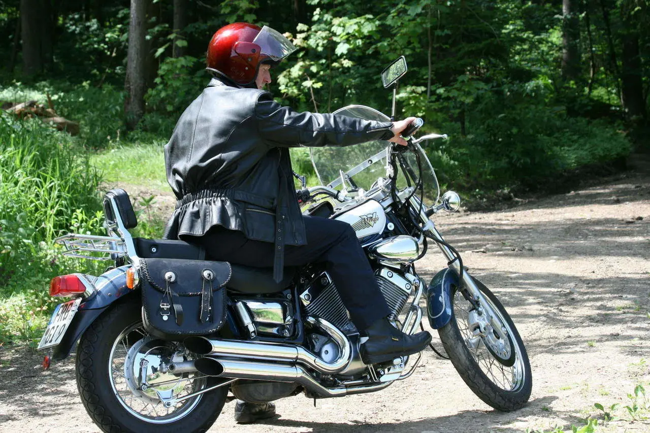 Motorradfahrer auf einem Chopper auf einem Waldweg in der Natur, nahe dem Landhotel Geyer.
