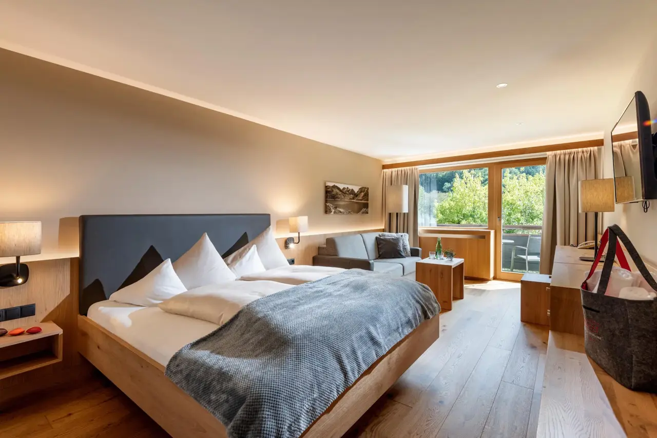 Gemütliches Doppelzimmer mit Balkon und Bergblick im Relax- & Vitalhotel Adler