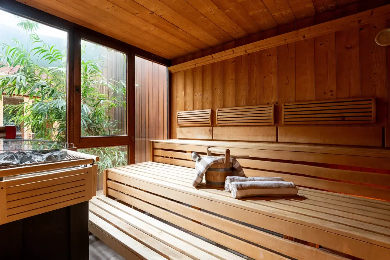 Helle Finnische Sauna mit grossen Fenstern und Blick ins Grüne im Relax- & Vitalhotel Adler.