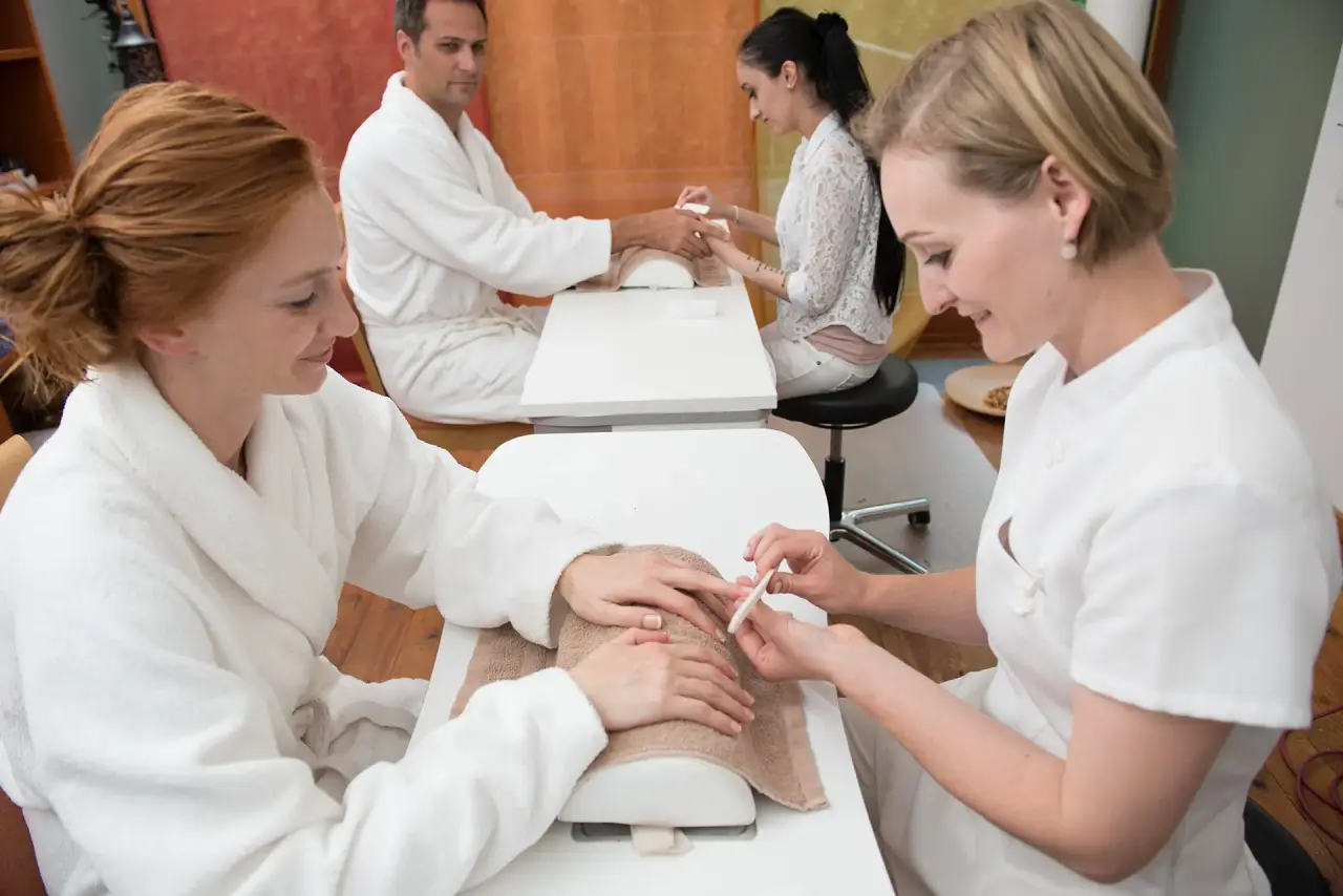 Maniküre-Behandlung für Gäste im Spa-Bereich des Relax- & Vitalhotel Adler. Entspannung und Pflege für die Hände.