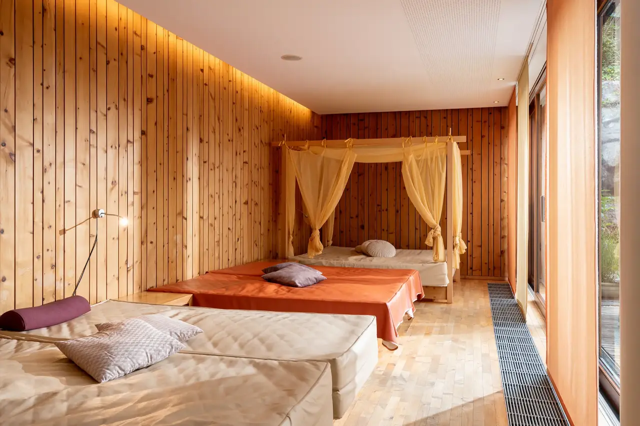 Gemütlicher Ruheraum mit Holzvertäfelung und bequemen Liegen im Spa-Bereich des Relax- & Vitalhotel Adler.