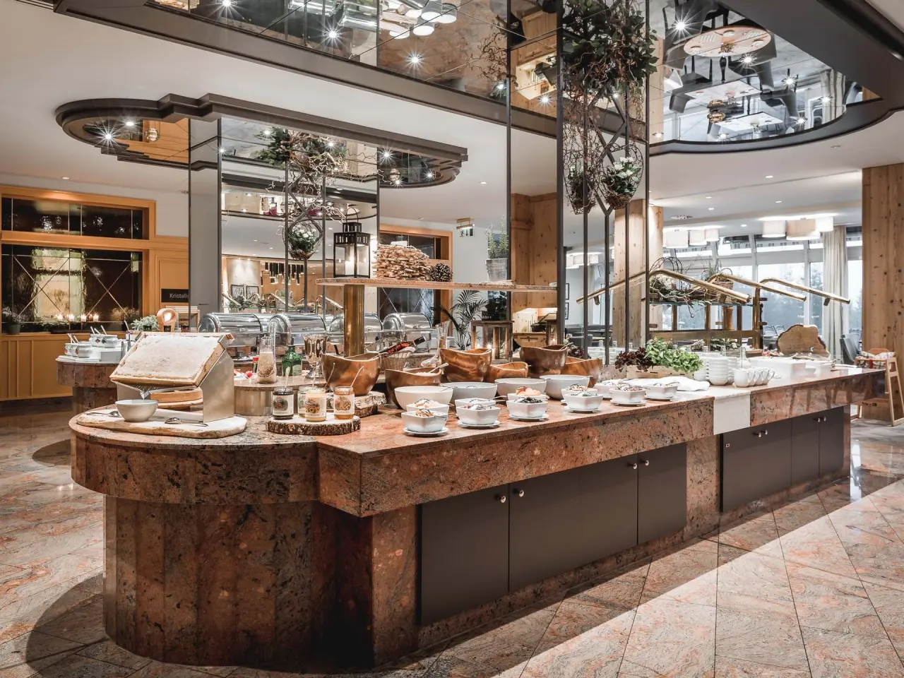Reichhaltiges Frühstücksbuffet mit frischen Speisen und stilvoller Einrichtung im Restaurant des Krumers Alpin – Your Mountain Oasis.
