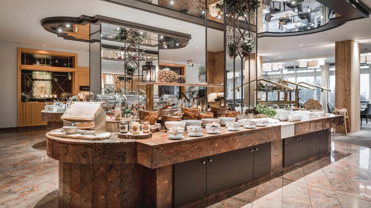 Reichhaltiges Frühstücksbuffet mit frischen Speisen und regionalen Produkten im Restaurant des Krumers Alpin – Your Mountain Oasis.