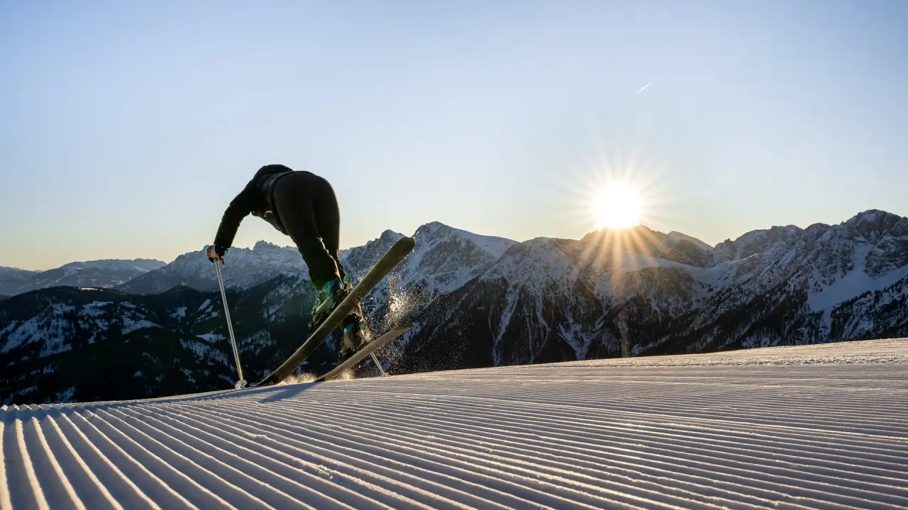 Hotel Winkler in St. Lorenzen – Skifahrer auf präparierter Piste bei Sonnenaufgang | Wellnesshotel Südtirol