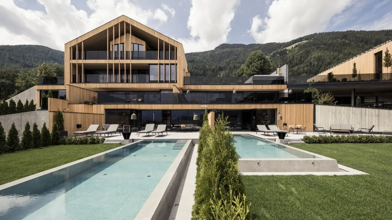 Hotel Winkler in St. Lorenzen – Moderne Holzarchitektur mit Außenpools und Bergpanorama | Wellnesshotel Südtirol