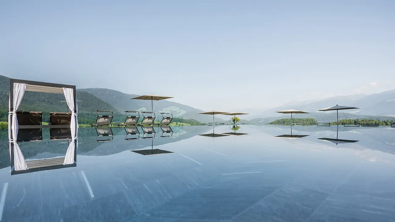 Hotel Winkler in St. Lorenzen – Infinity-Pool mit Bergblick und Sonnenliegen | Wellnesshotel Südtirol