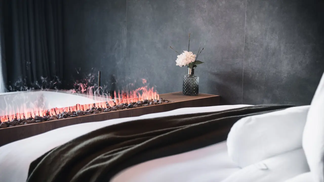 Hotel Winkler in St. Lorenzen – Modernes Hotelzimmer mit Kamin und Badewanne | Wellnesshotel Südtirol