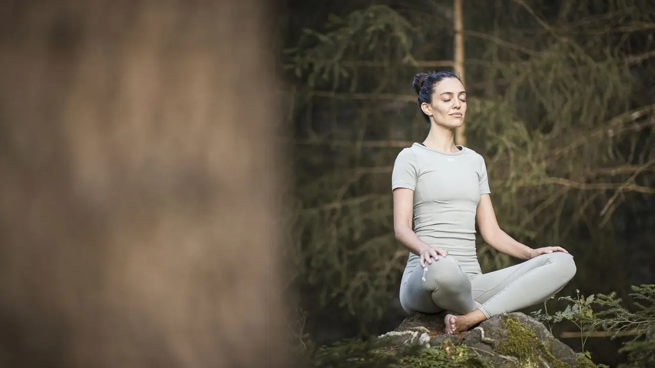 Hotel Winkler in St. Lorenzen – Frau bei Meditation im Wald | Wellnesshotel Südtirol