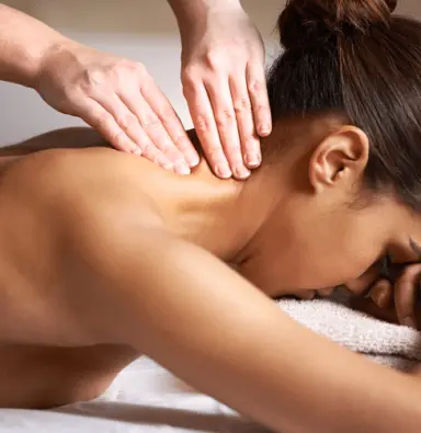 Professionelle Nackenmassage im luxuriösen Spa des Parkhotel Bad Füssing für tiefe Entspannung.