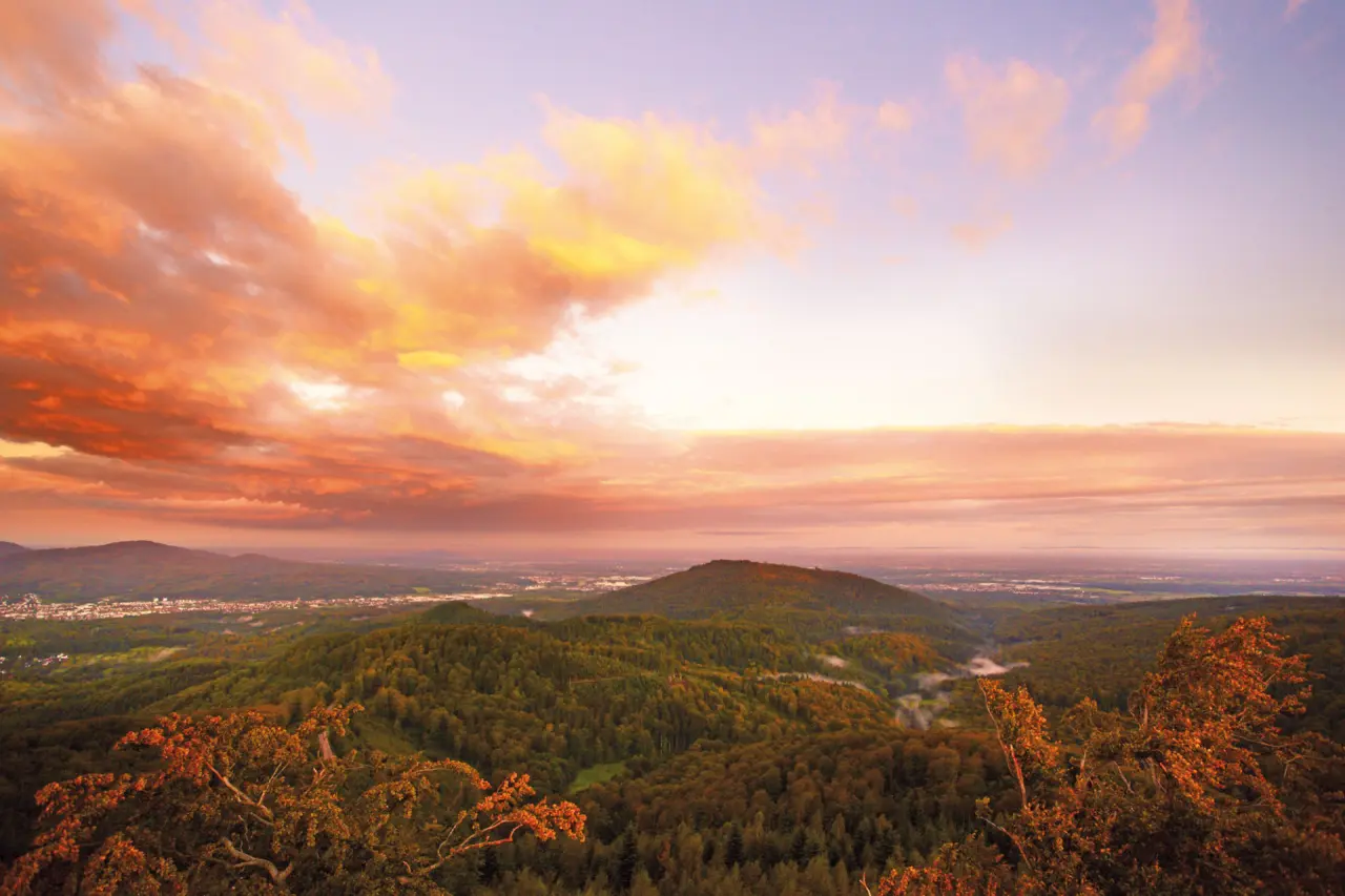 Atemberaubender Sonnenuntergang über dem Schwarzwald mit weitem Panoramablick vom Hotel Schwarzwald Panorama.