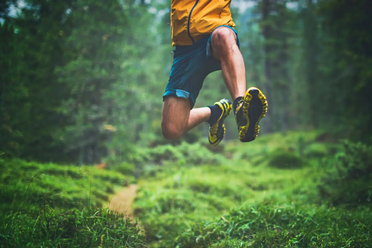 Aktiver Gast beim Sprung im Wald, symbolisiert Naturerlebnisse rund um das Schwarzwald Panorama Hotel.