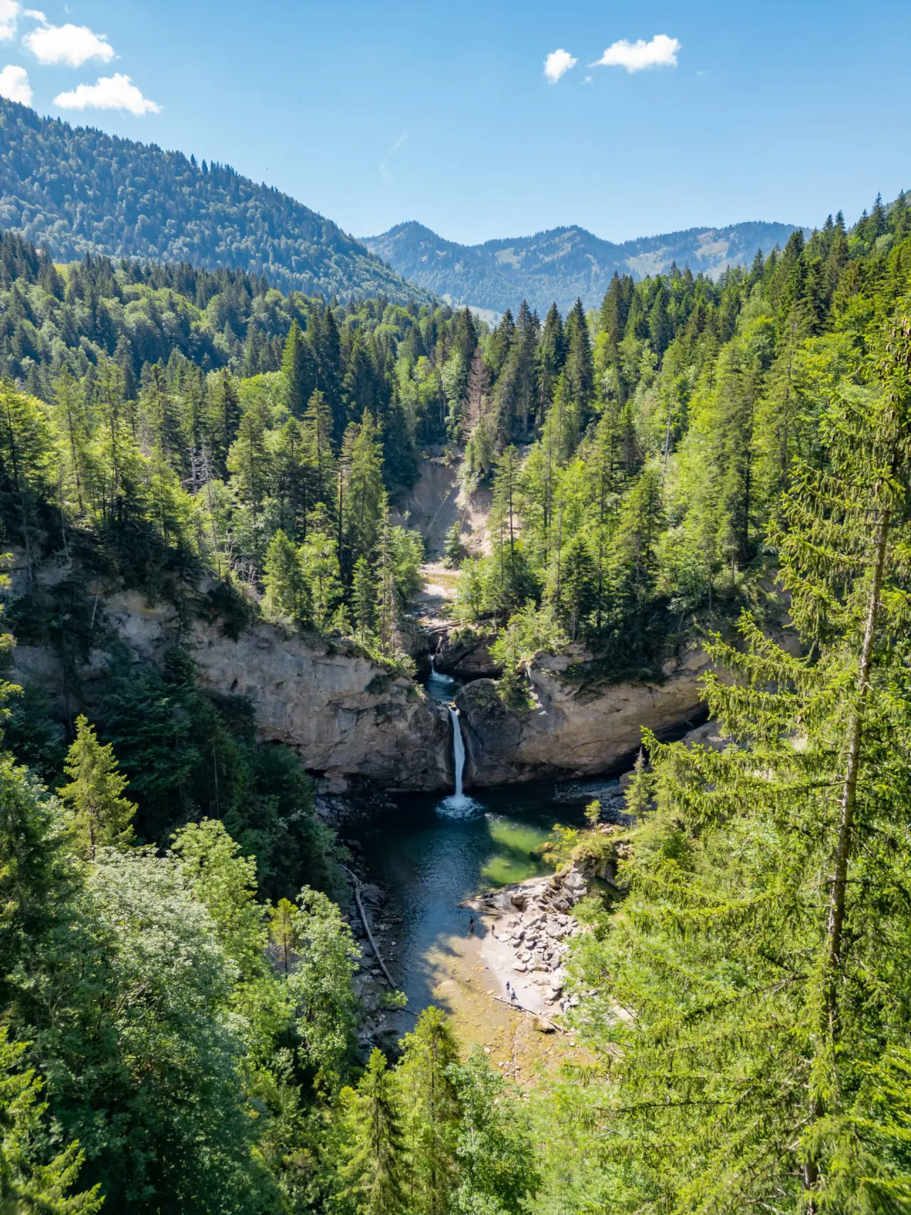 Königshof Hotel Resort in Oberstaufen – Imposanter Wasserfall in einer grünen Waldlandschaft | Wellnesshotel Allgäu