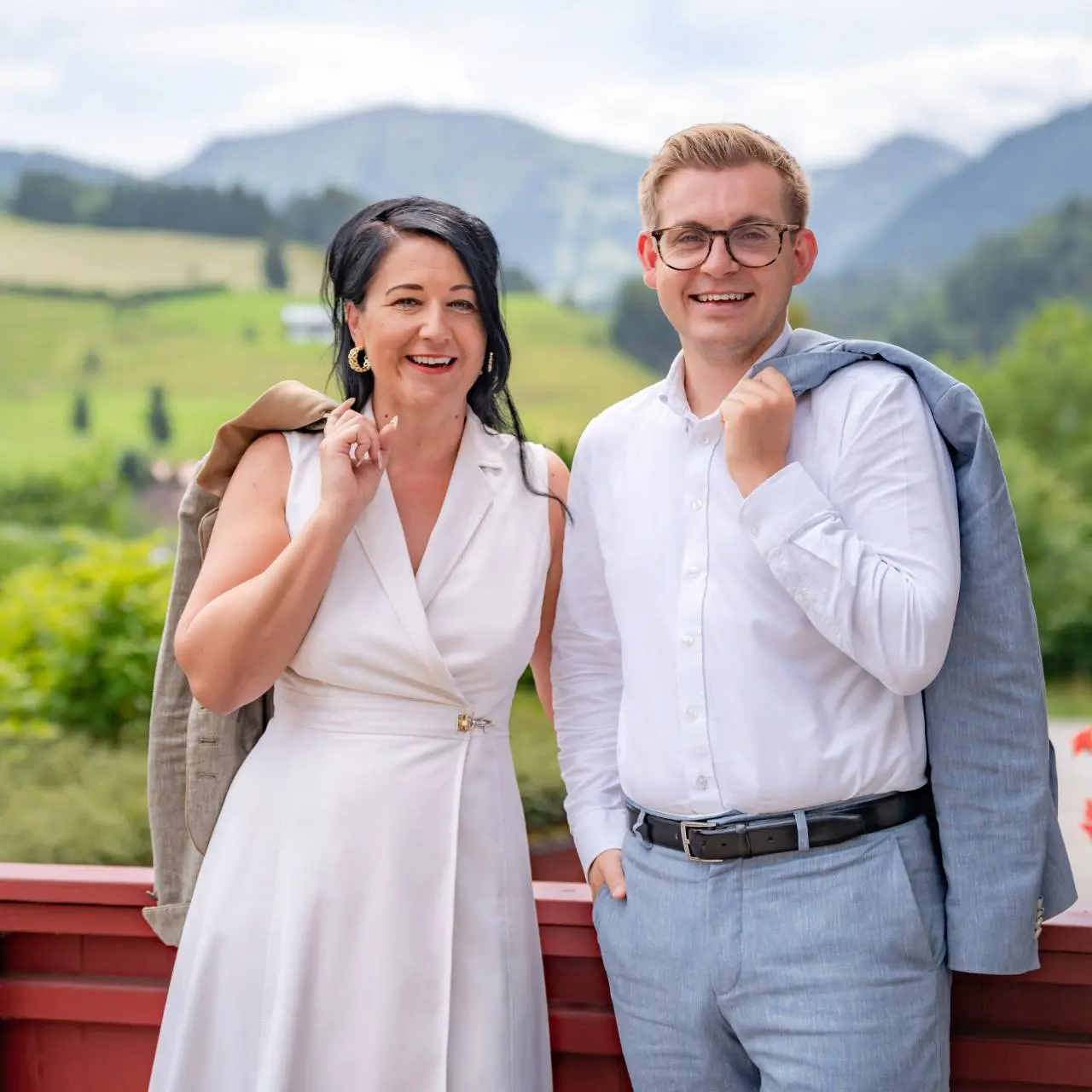 Königshof Hotel Resort in Oberstaufen – Lächelndes Paar vor malerischer Bergkulisse | Wellnesshotel Allgäu