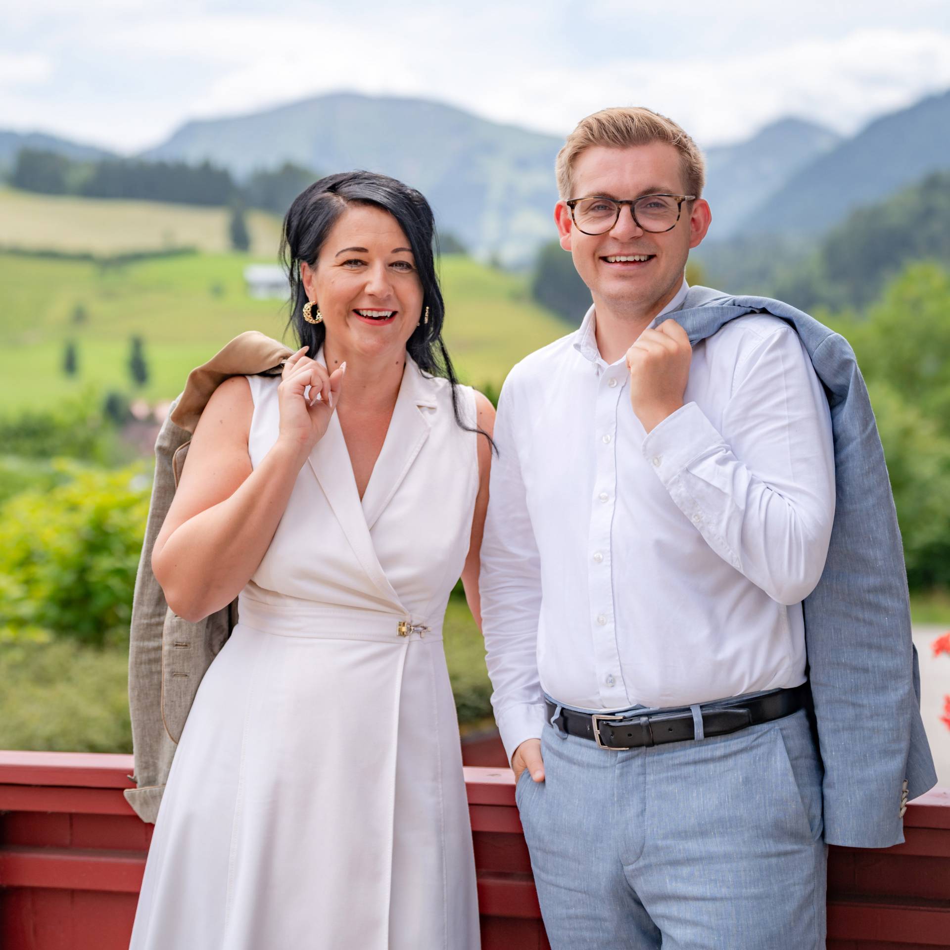 Königshof Hotel Resort in Oberstaufen – Lächelndes Paar vor malerischer Bergkulisse | Wellnesshotel Allgäu