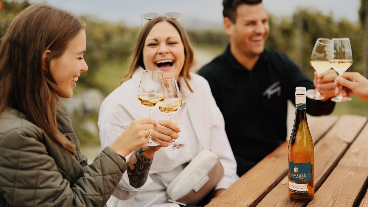 Königshof Hotel Resort in Oberstaufen – Freunde stoßen mit Wein an | Wellnesshotel Allgäu