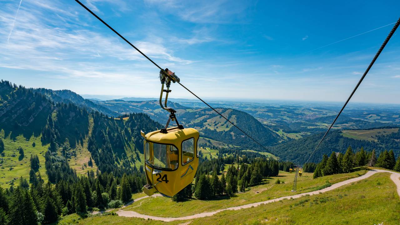 Königshof Hotel Resort in Oberstaufen – Paar beim Golfen auf grünem Platz mit Bergblick | Wellnesshotel Allgäu