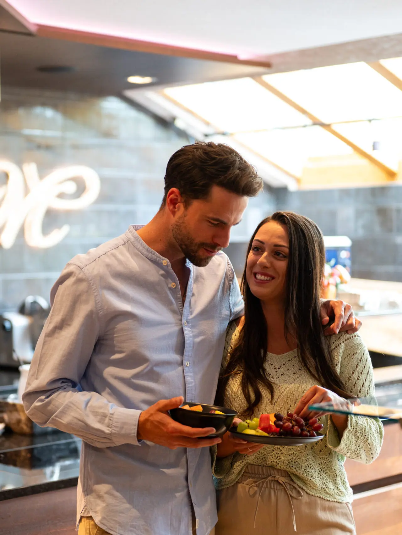 Paar beim Auswählen von frischem Obst am gesunden Frühstücksbuffet im Meiser Vital Hotel.