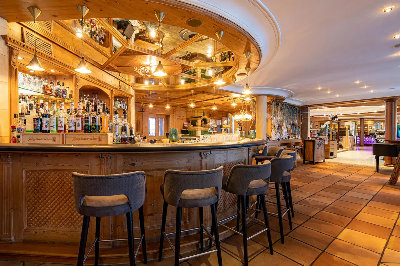 Gemütliche Hotelbar im alpenländischen Stil mit reichhaltiger Getränkeauswahl im Meiser Vital Hotel.