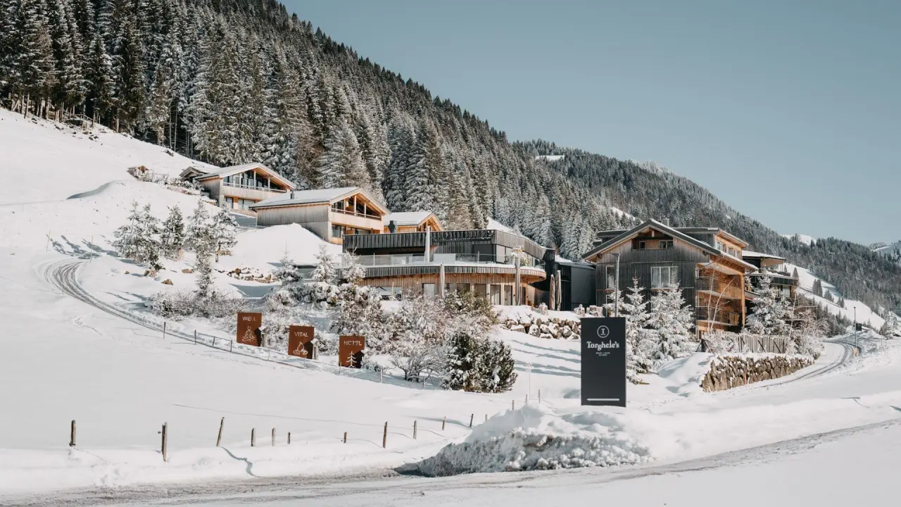 Torghele's Wald & Fluh Hotel im Winter. Wellness-Resort in verschneiter Alpenlandschaft mit moderner Holzarchitektur.
