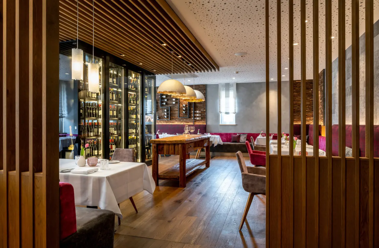 Elegantes Restaurant im Landhotel Weißes Ross mit Weinkeller, Holzböden und gemütlichen Sitzbereichen.