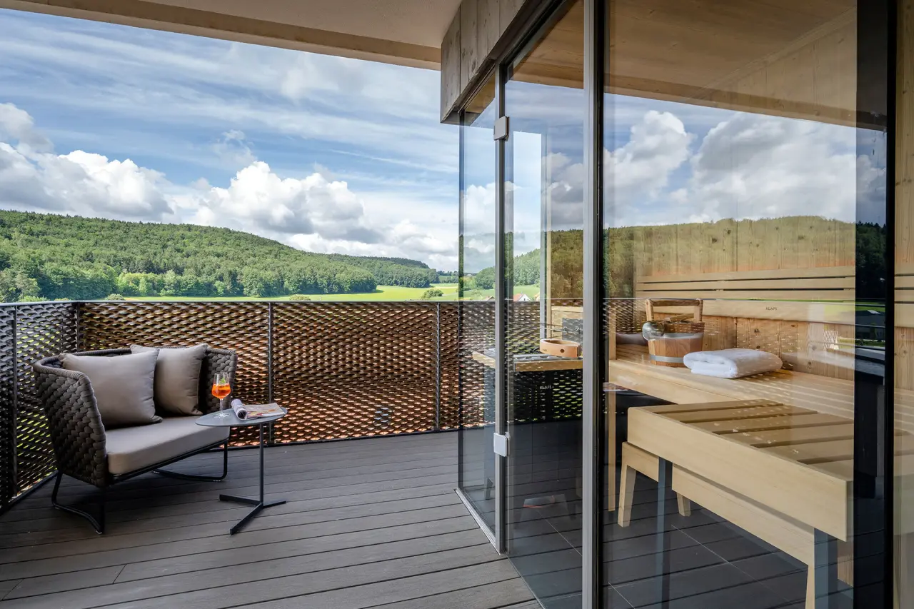 Private Sauna mit Waldblick und Entspannungsterrasse im Landhotel Weißes Ross