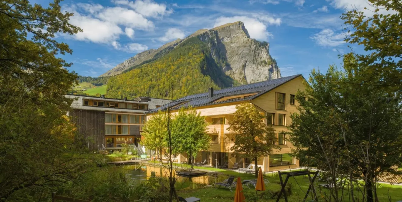 Hotel Krone Au in Au – Modernes Hotelgebäude mit Naturteich und Bergpanorama | Wellnesshotel Bregenzerwald