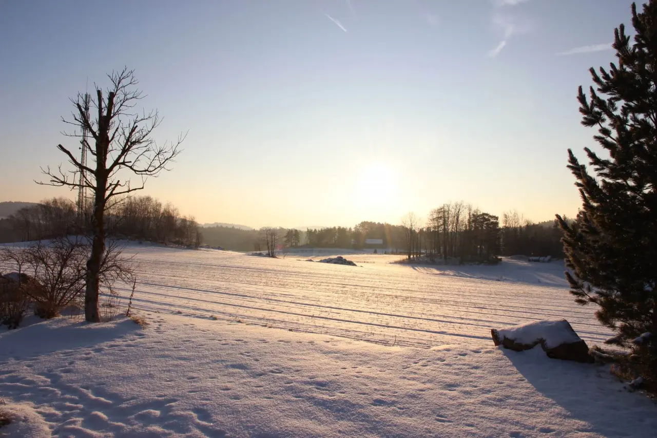 Verschneite Winterlandschaft bei Sonnenuntergang in der Umgebung des Gesundheitshotels Klosterberg.