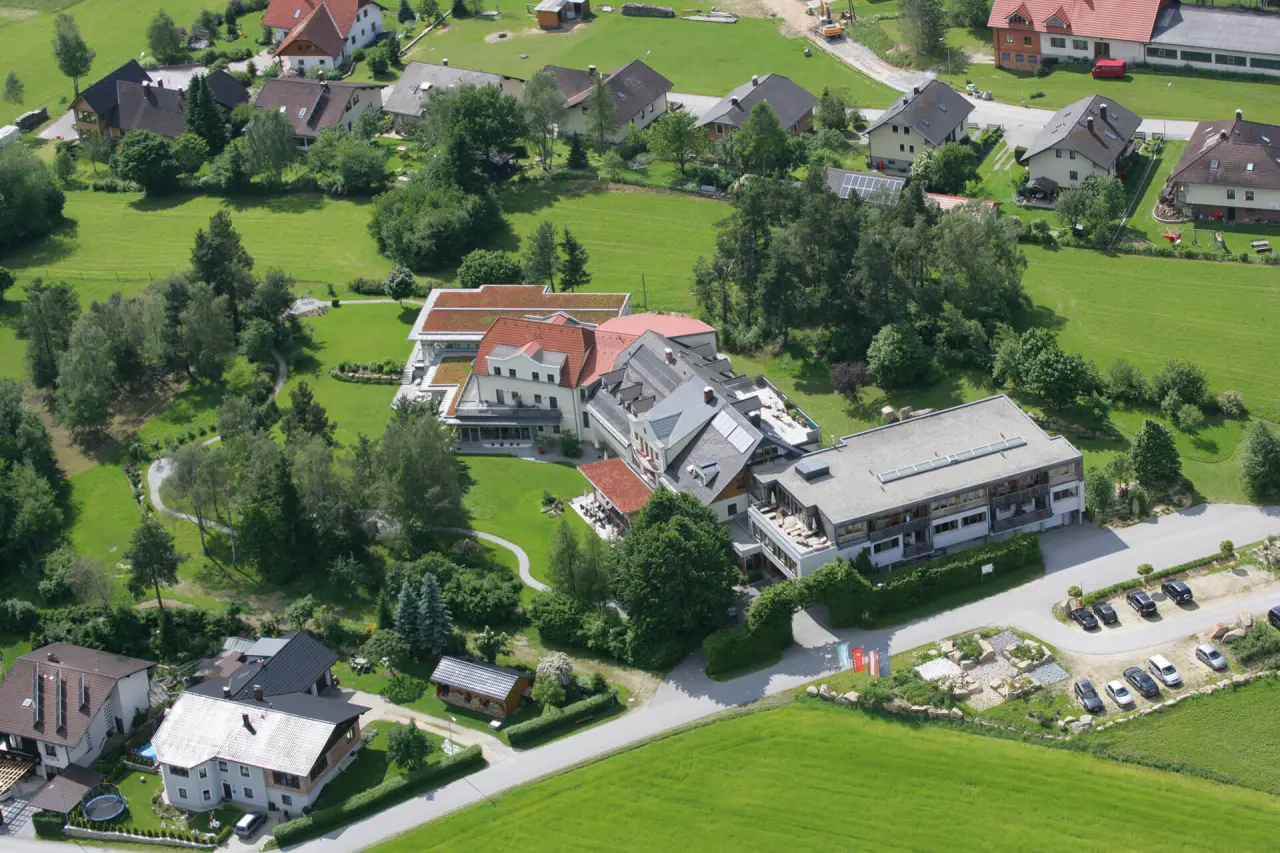 Gesundheitshotel Klosterberg: Luftbild der Hotelanlage eingebettet in grüne Wiesen und ländliche Umgebung.