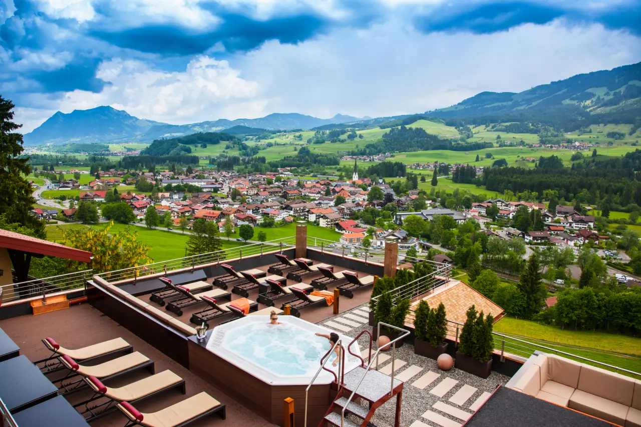 Dachterrassen-Whirlpool mit Panoramablick auf die Allgäuer Alpen und das Tal im Hotel Allgäu Tanneck.