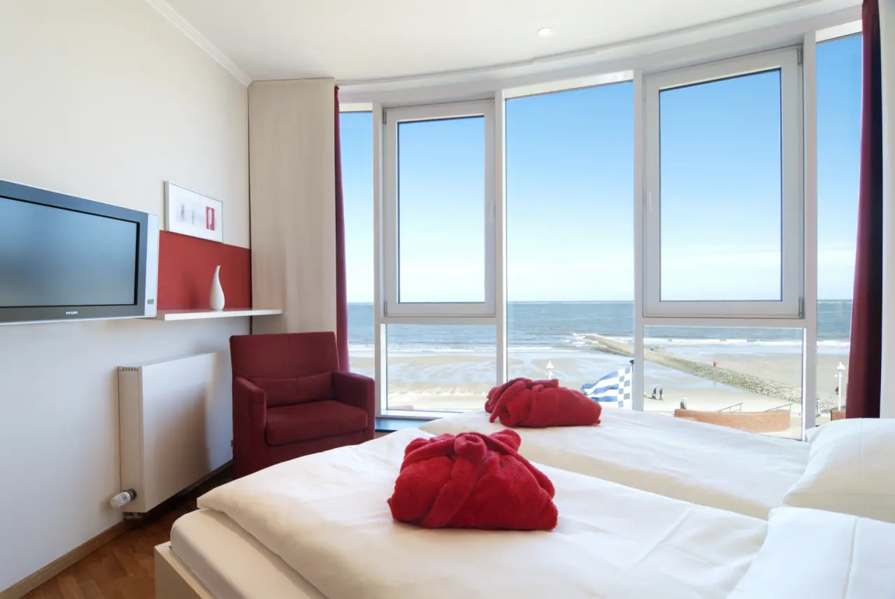 Gemütliches Hotelzimmer mit Meerblick und Bademänteln im Strandhotel Georgshöhe.