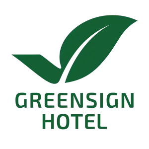 GreenSign Hotel Logo des Strandhotel Zingst, symbolisiert Nachhaltigkeit mit einem grünen Blatt.