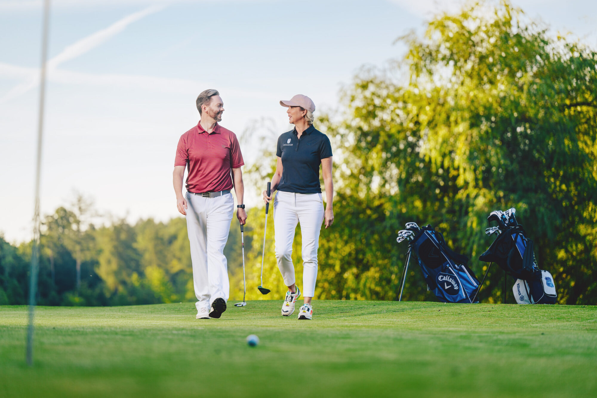 Gräflicher Park Health & Balance Resort in Bad Driburg – Paar beim Golfspiel auf dem Resort-Platz | Wellnesshotel Teutoburger Wald