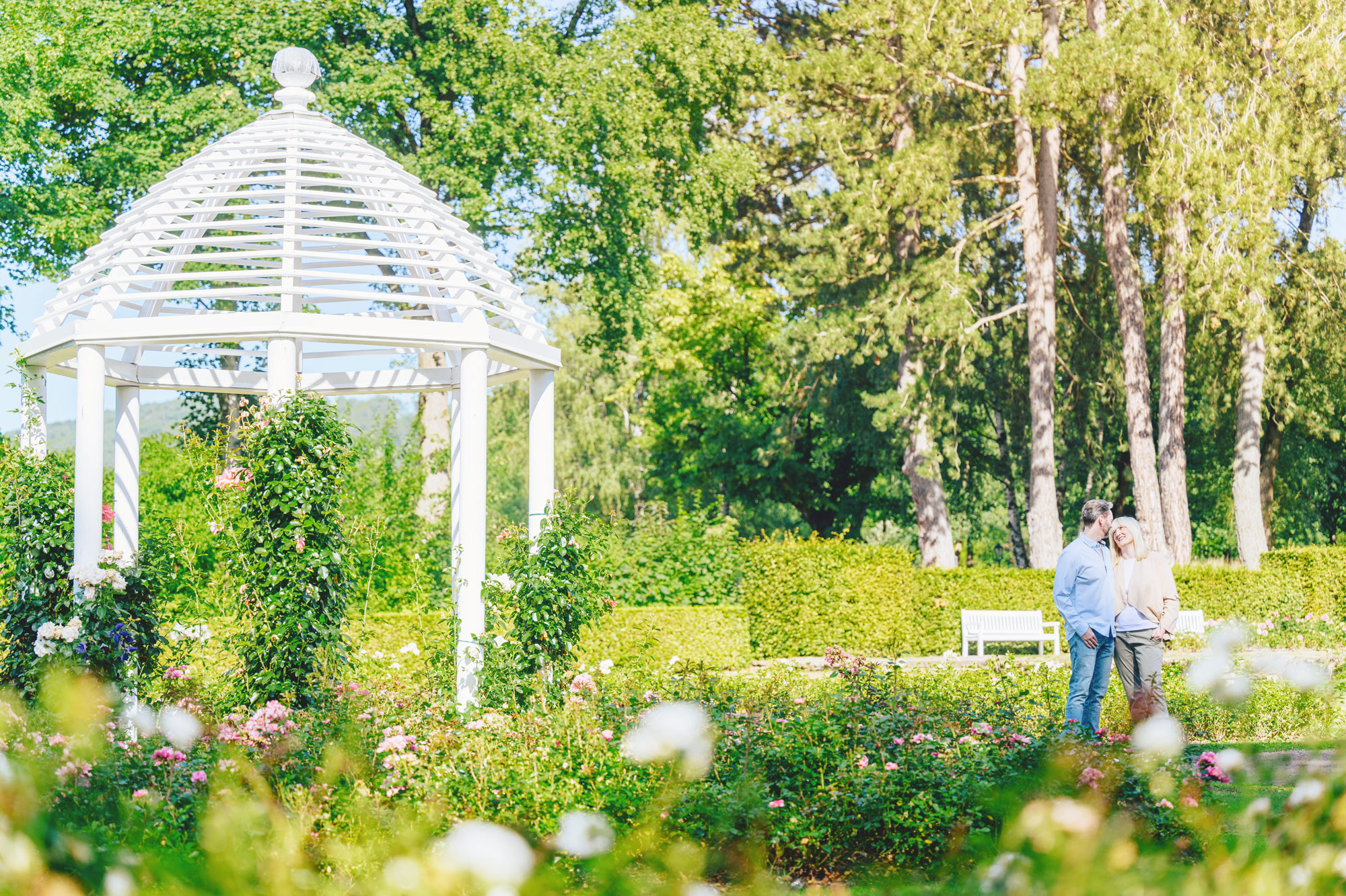 Gräflicher Park Health & Balance Resort in Bad Driburg – Paar im Rosengarten mit Pavillon | Wellnesshotel Teutoburger Wald