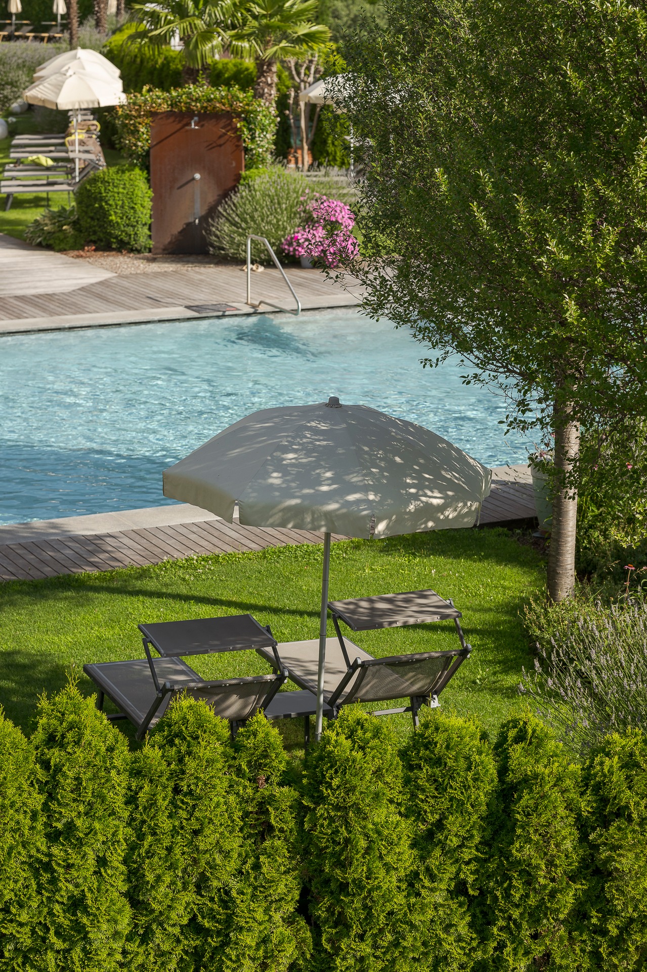 La Maiena Meran Resort in Marling – Liegestühle und Sonnenschirm am Poolbereich | Wellnesshotel Südtirol