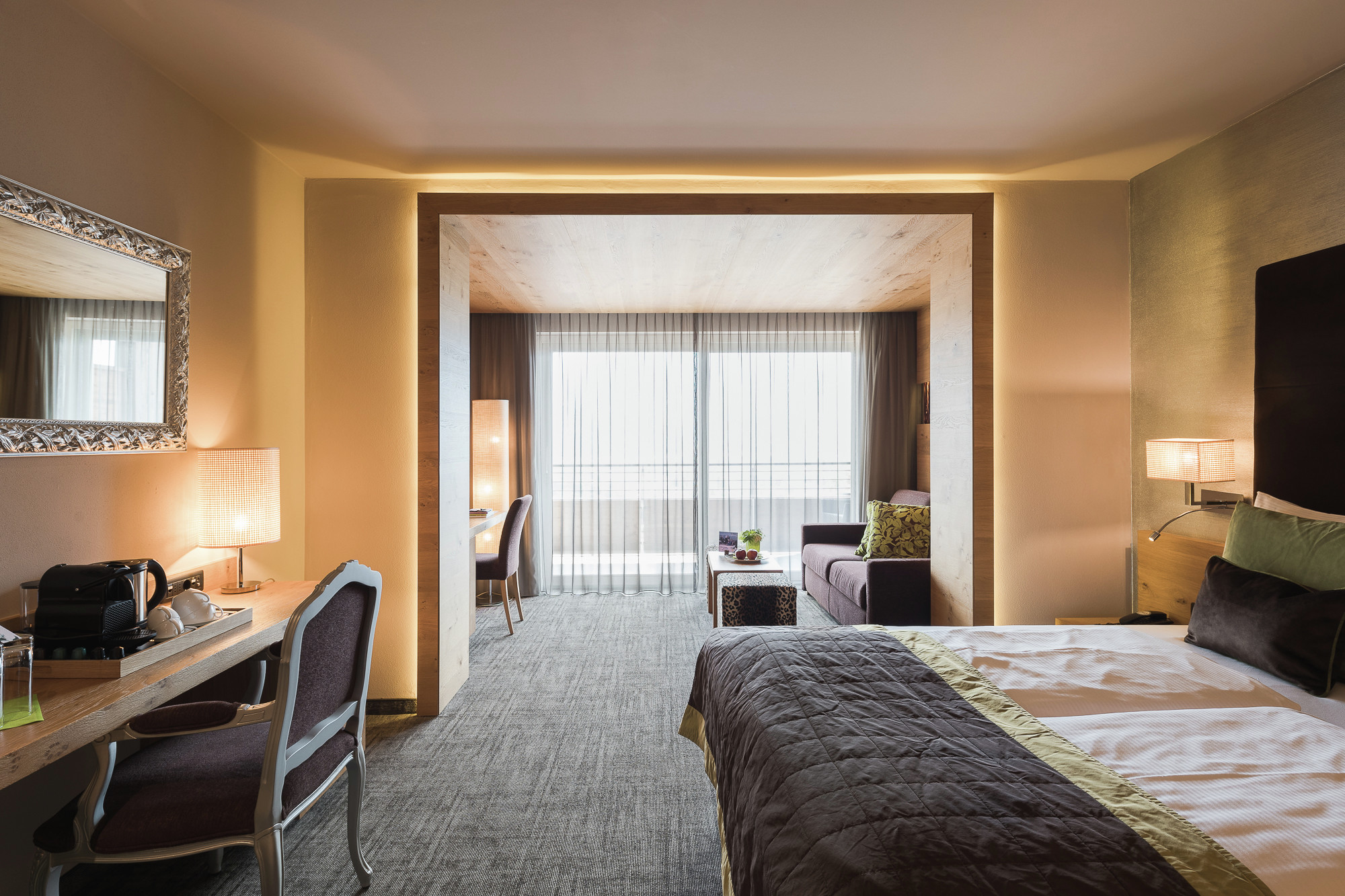 La Maiena Meran Resort in Marling – Geräumiges Hotelzimmer mit Doppelbett und Sitzbereich | Wellnesshotel Südtirol