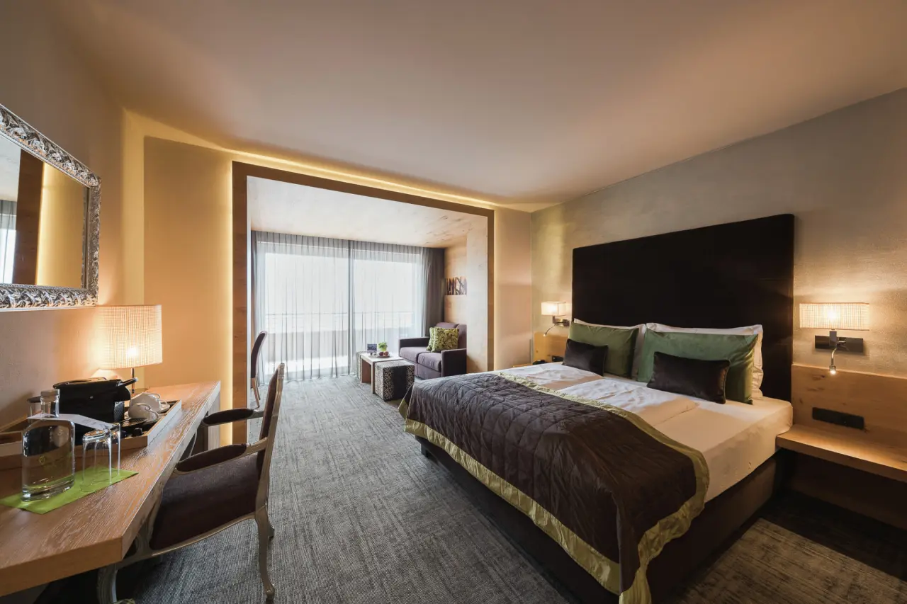 La Maiena Meran Resort in Marling – Komfortables Hotelzimmer mit großem Bett und Balkonzugang | Wellnesshotel Südtirol