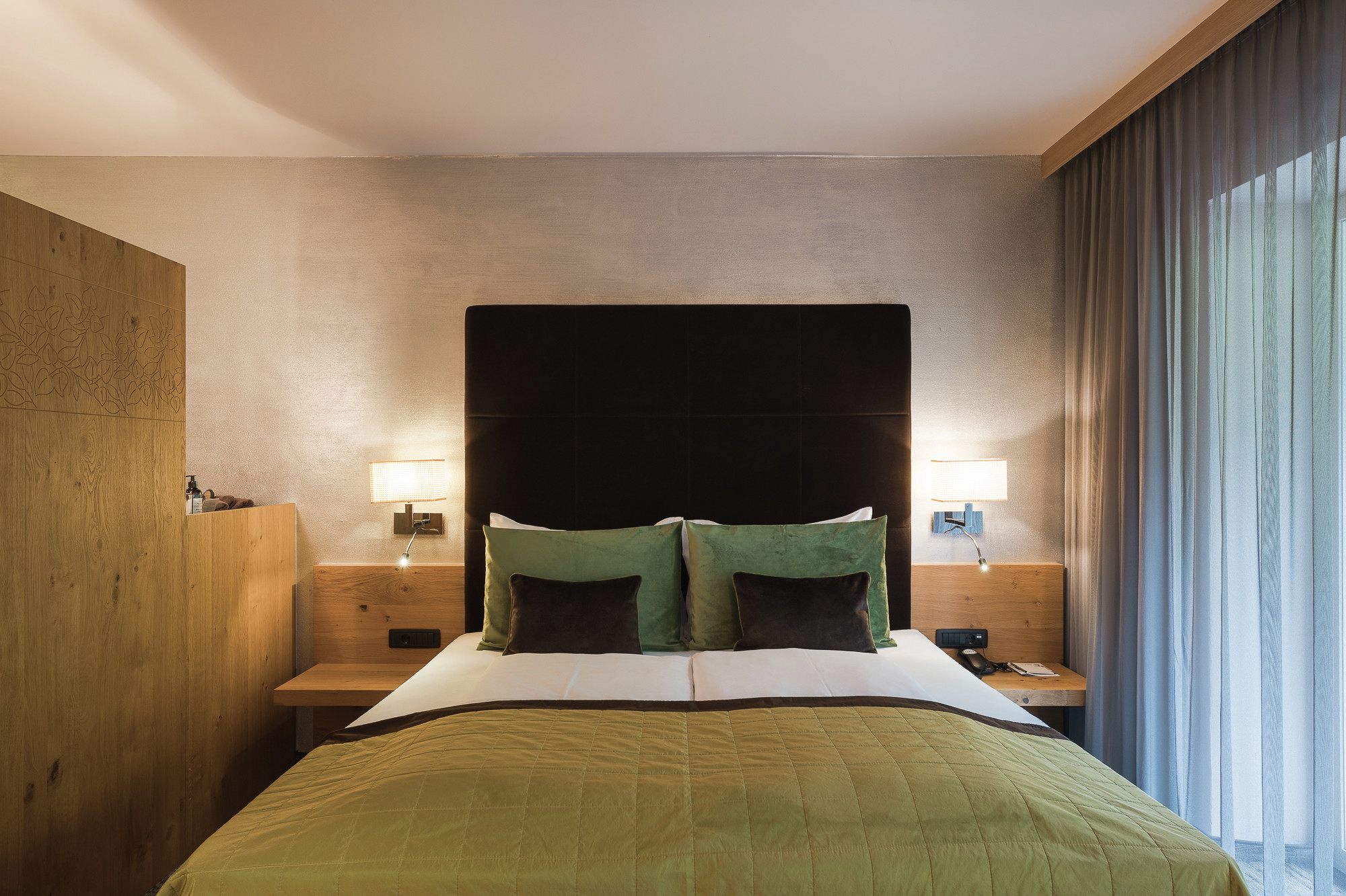 La Maiena Meran Resort in Marling – Detailansicht des gemütlichen Doppelbettes im Hotelzimmer | Wellnesshotel Südtirol