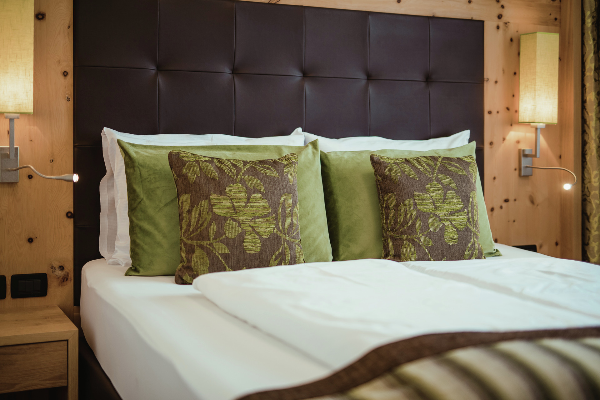 La Maiena Meran Resort in Marling – Gemütliches Doppelbett mit Kissen | Wellnesshotel Südtirol