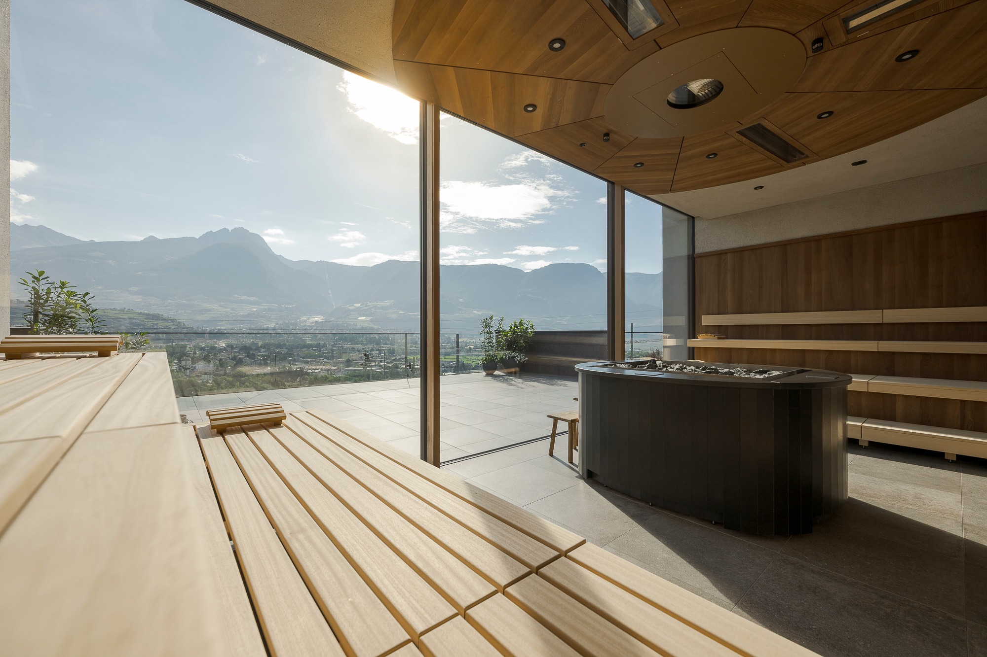 La Maiena Meran Resort in Marling – Panorama-Sauna mit Bergblick und moderner Einrichtung | Wellnesshotel Südtirol