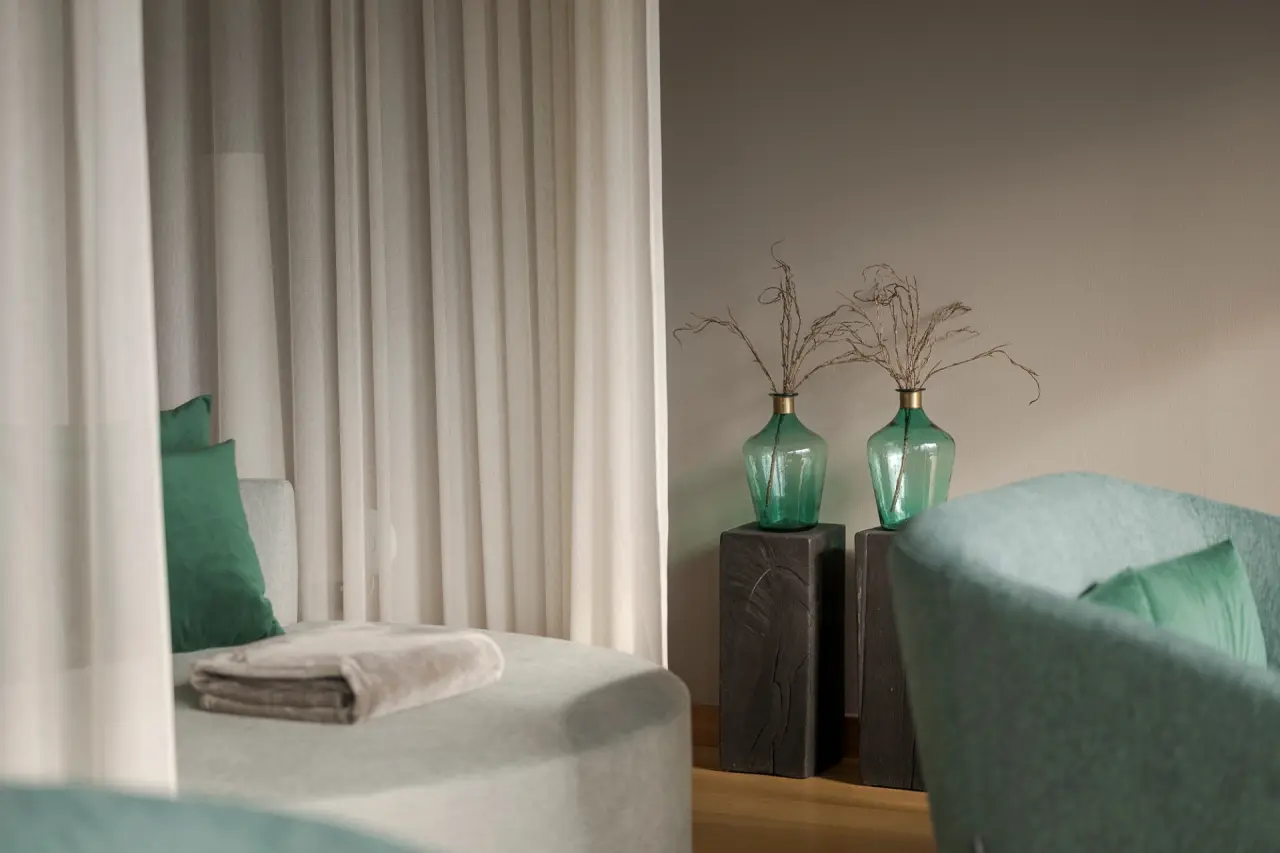 La Maiena Meran Resort in Marling – Gemütlicher Ruhebereich mit Tagesbett und Dekoration | Wellnesshotel Südtirol