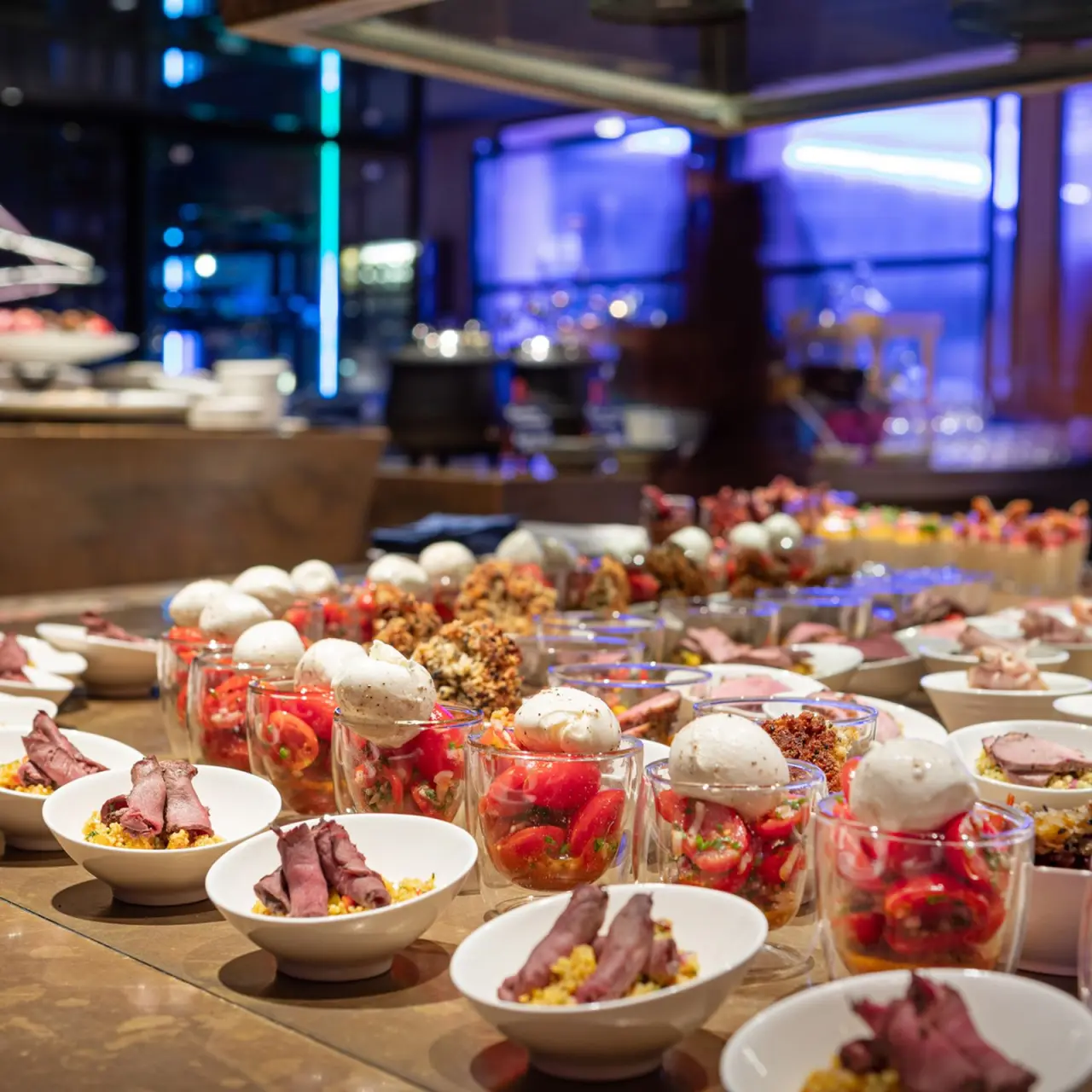 Exquisites Buffet mit vielfältigen Vorspeisen wie Roastbeef und Tomaten-Mozzarella im Hotel GAMS zu zweit.