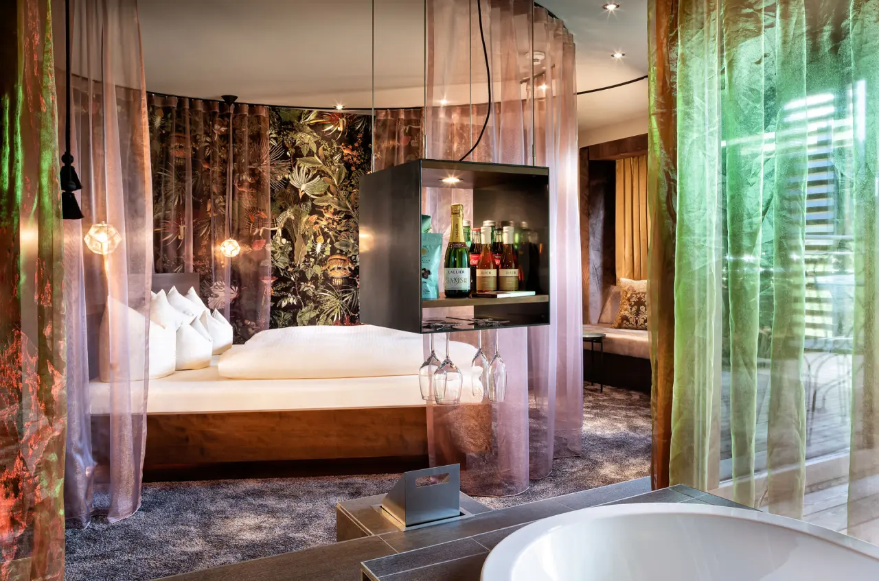 Luxuriöses Doppelzimmer im Hotel GAMS zu zweit mit romantischem Himmelbett, freistehender Badewanne und stilvoller Einrichtung.