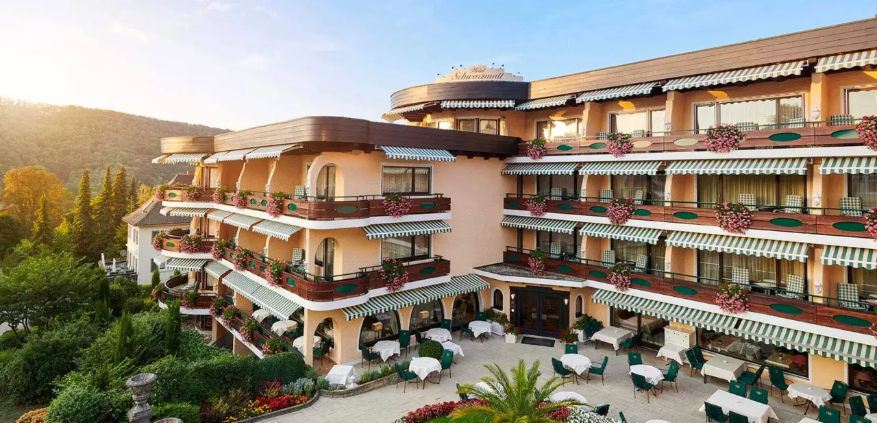 Charmantes Relais & Châteaux Hotel Schwarzmatt mit blühenden Balkonen, Aussenbereich und Bergblick im Schwarzwald.
