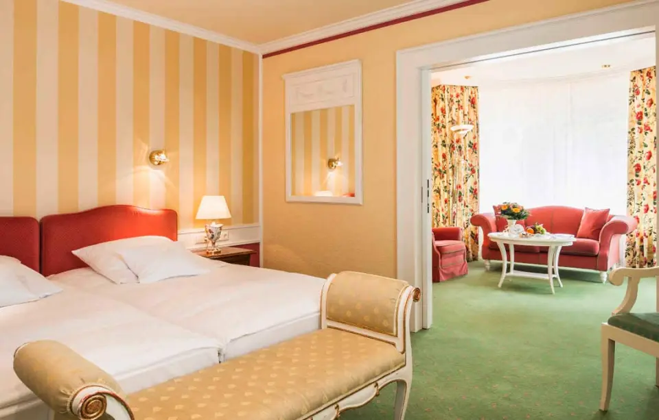 Komfortables Doppelzimmer mit separatem Wohnbereich im Relais & Châteaux Hotel Schwarzmatt.
