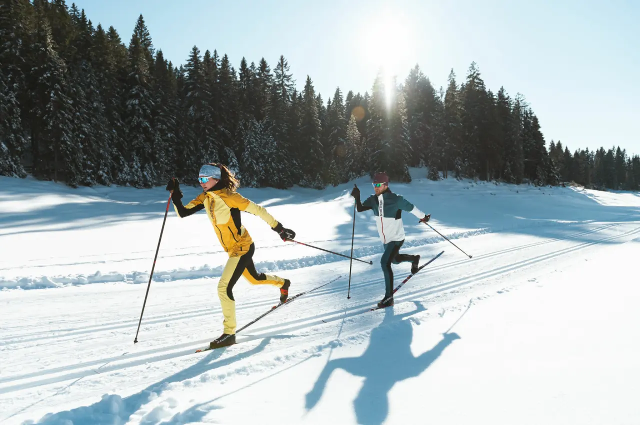 Langläufer auf verschneiter Loipe im Winterwald nahe Hotel Eden. Ideale Bedingungen für Wintersport und Erholung.
