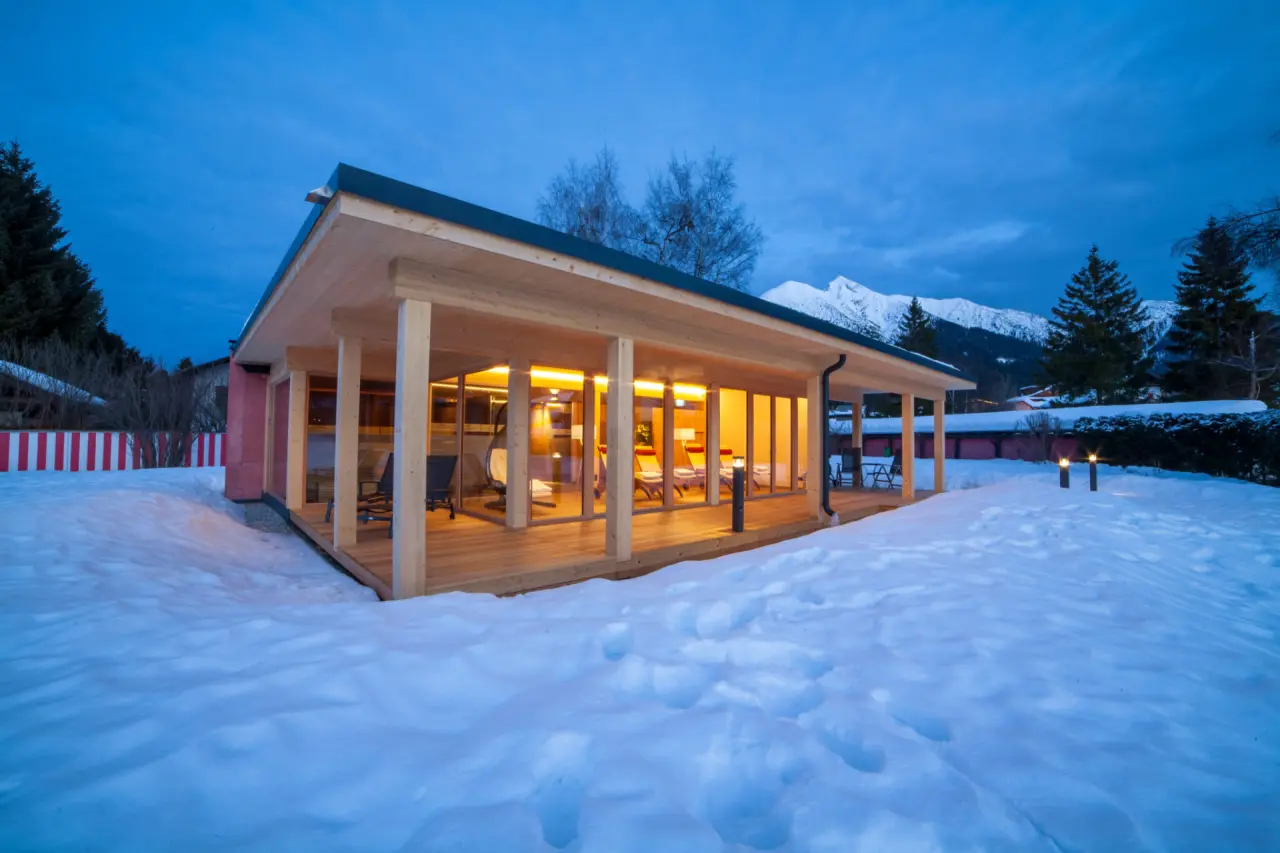 Gemütlicher Wellness-Pavillon im Schnee mit warmem Licht und Bergblick bei Dämmerung im Hotel Eden.