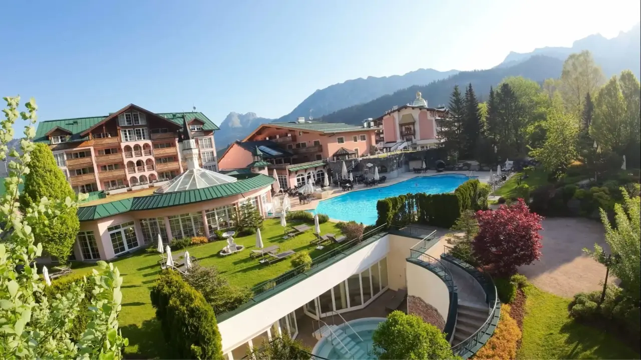 Panoramablick auf das Wellnesshotel ...liebes Rot-Flüh mit großem Außenpool, Gartenanlage und Alpenpanorama.